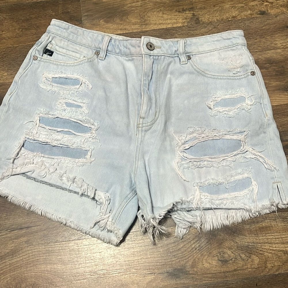 KanCan distressed light wash shorts size 11/29